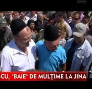 Traian Basescu, baie de multime la Jina! Vezi ce cadou neobisnuit a primit de la localnici VIDEO